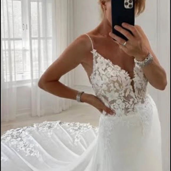 Never Worn Wedding Dress - Picture 2 of 3